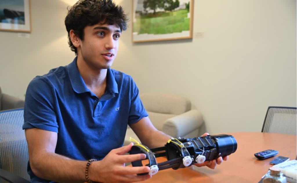 Arav Bhargava demonstrating the Mobilis 3D-printed prosthetic socket in an interview with 3DPrint.com